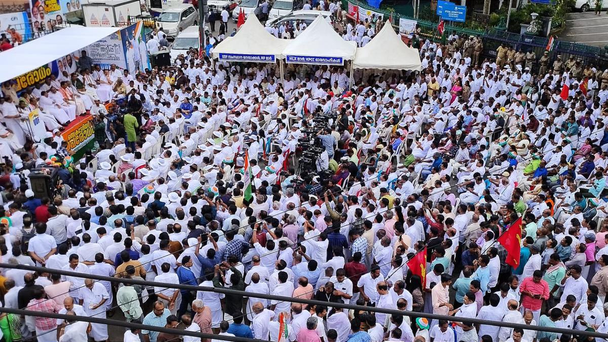Hundreds of Opposition UDF workers besiege Kerala Secretariat ...